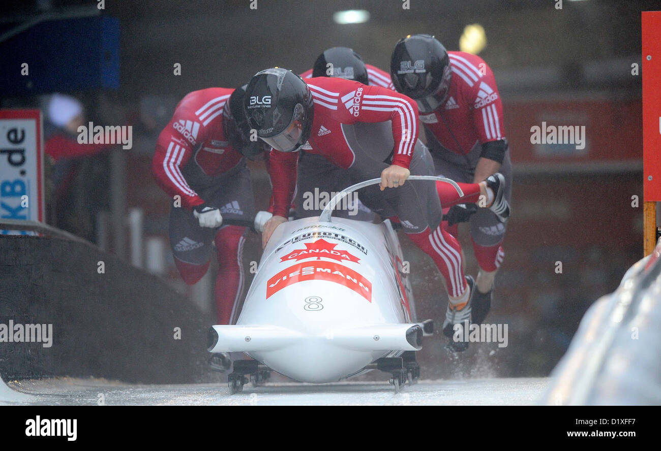 Team Canada mit Lyndon Rush (vorne), Jesse Lumsden, Lascelles Brown und Neville Wright schieben ihre Bob zum Jahresbeginn ihren ersten Lauf in der Männer Vierer-Bob-Weltcup-Wettbewerb in Altenberg, Deutschland, 6. Januar 2013. Foto: Thomas Eisenhuth Stockfoto