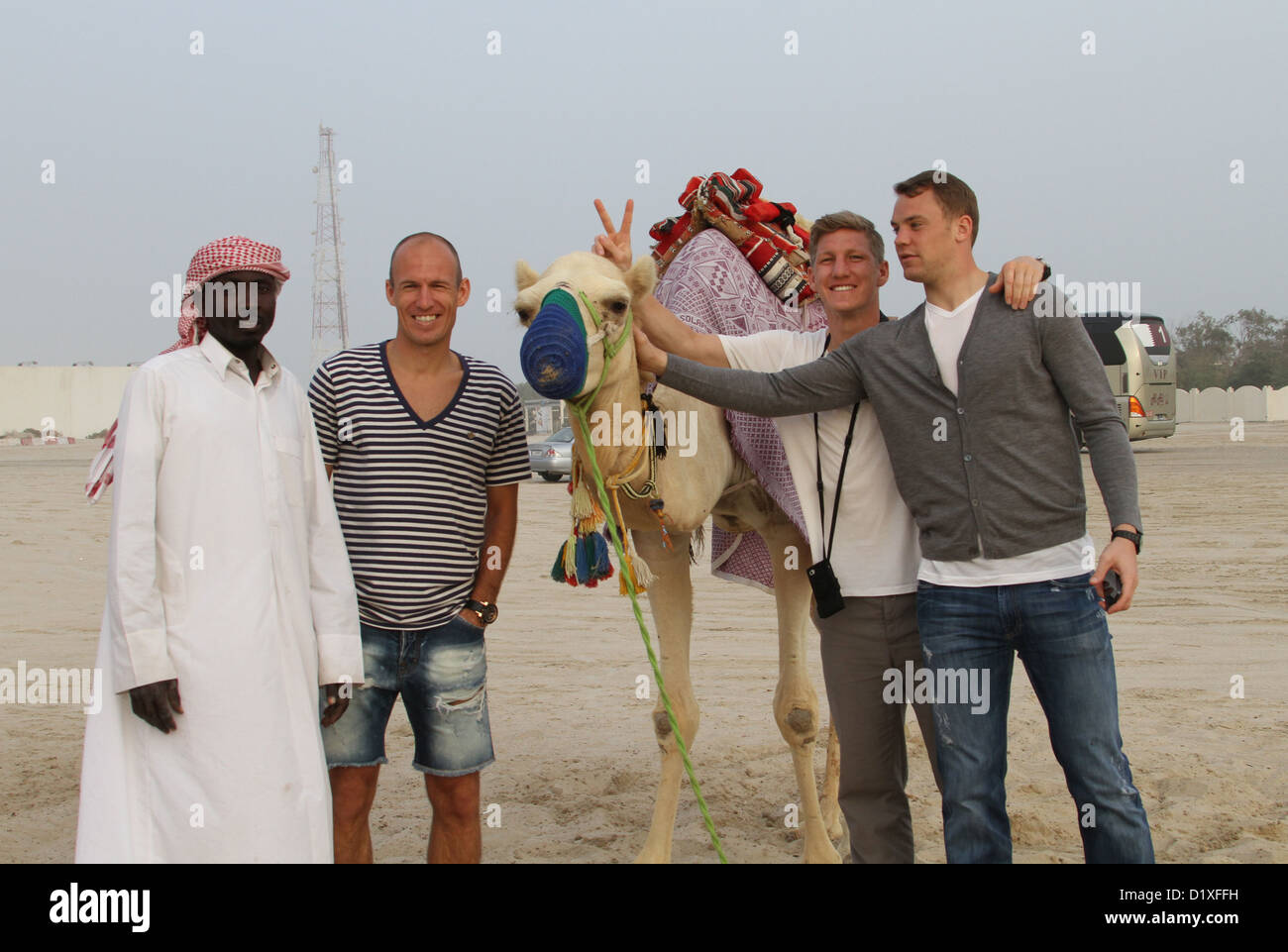 HANDOUT - ein Bayern München Handout Bild vom 7. Januar 2013 zeigt Münchens Bastian Schweinsteiger (2-R), Arjen Robben (2 L) und Torhüter Manuel Neuer (R) Teilnahme an einer Wüste tour in der Nähe von Doha, Katar. FC Bayern München bleibt in Katar bis 9. Januar 2013. Foto: FC BAYERN München / HANDOUT / redaktionelle Nutzung nur / obligatorisch CREDIT Stockfoto