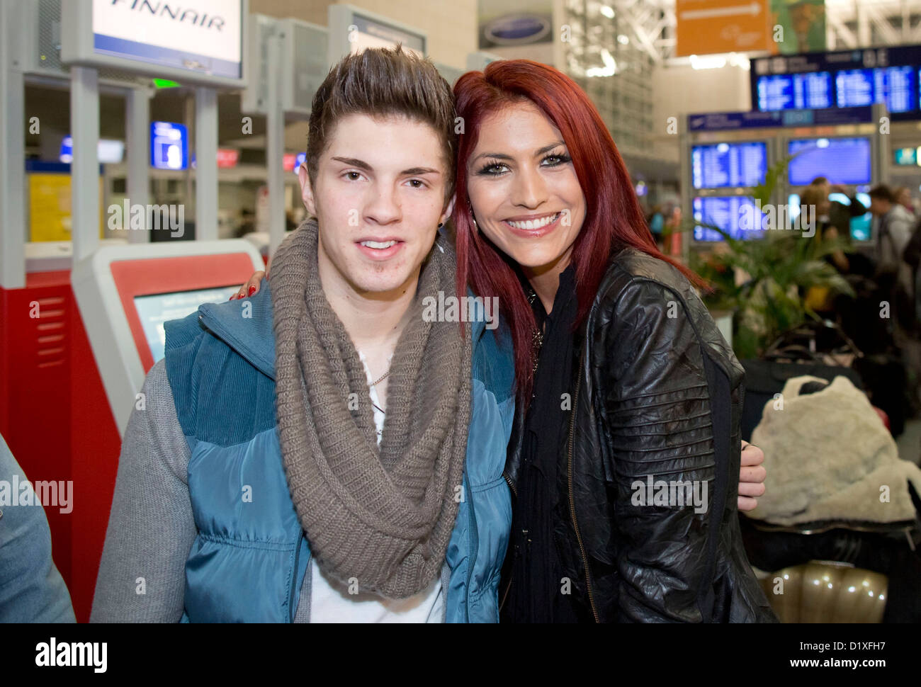 Sänger Joey Heindle und Model Fiona Erdmann posieren für Fotos auf dem Flughafen in Frankfurt Am Main, Deutschland, 6. Januar 2013. Sie lassen für den australischen Dschungel-Camp von der deutschen Reality-Show Ich bin Ein Star   Holt mich Hier Raus! (Ich bin ein Star – holt mich hier raus!). Foto: Frank Rumpenhorst Stockfoto