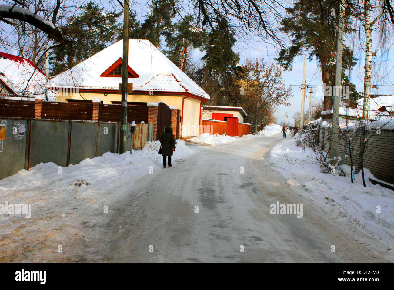 Kiew, UKRAINE - 18 Dez.: Plyuta verschneiten Straßen des Dorfes am 17. Dezember 2012, Obukhov Bezirk, Kiew, Ukraine Stockfoto