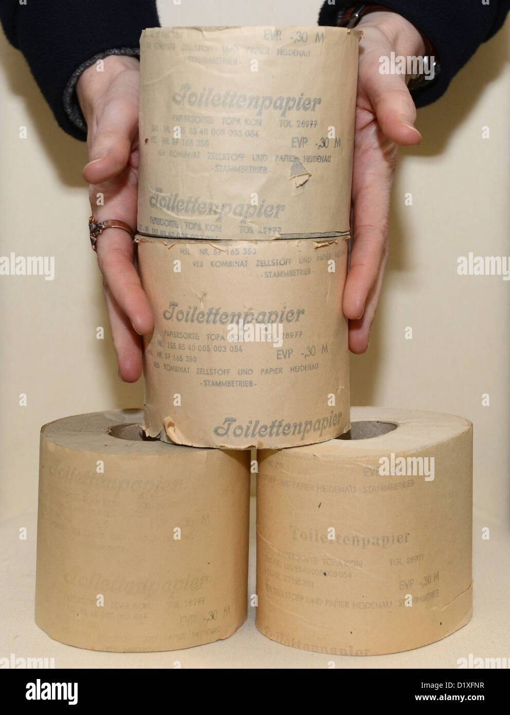 WC-Papier aus der DDR, produziert von der VEB Kombinat (kombinieren)  Zellstoff- und Papierindustrie in Heidenau, ist das DDR Museum in Pirna,  Deutschland, 18. Dezember 2012 abgebildet. Foto: Jens Kalaene  Stockfotografie - Alamy