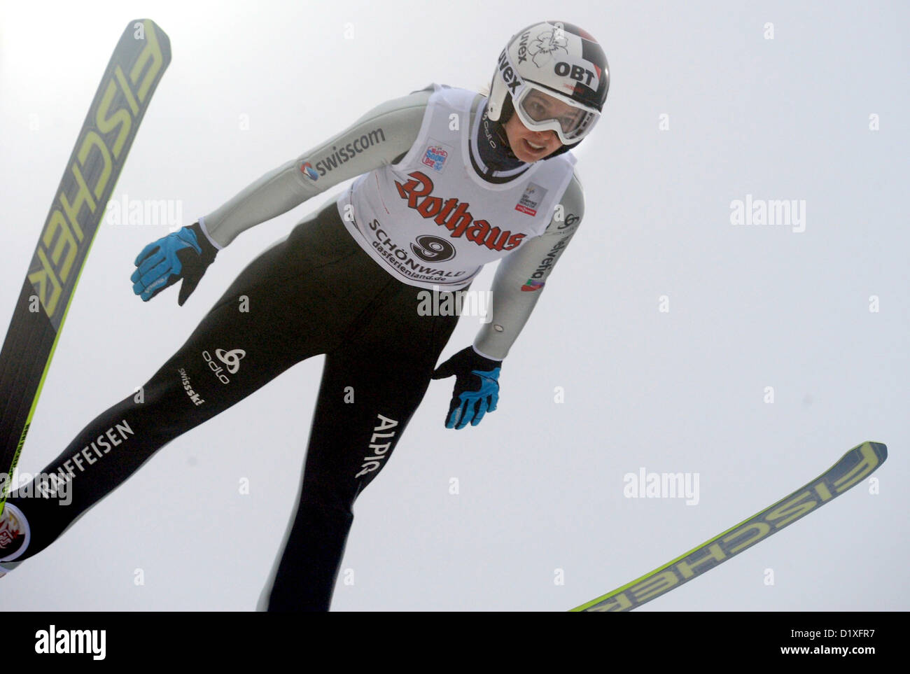 Schweizer Skispringer Sabrina Windmueller führt in der ersten Runde von der Langenwaldschanze während der Frauen Skisprung Weltcup in Schonach im Schwarzwald, Deutschland, 5. Januar 2013. Foto: PATRICK SEEGER/dpa Stockfoto