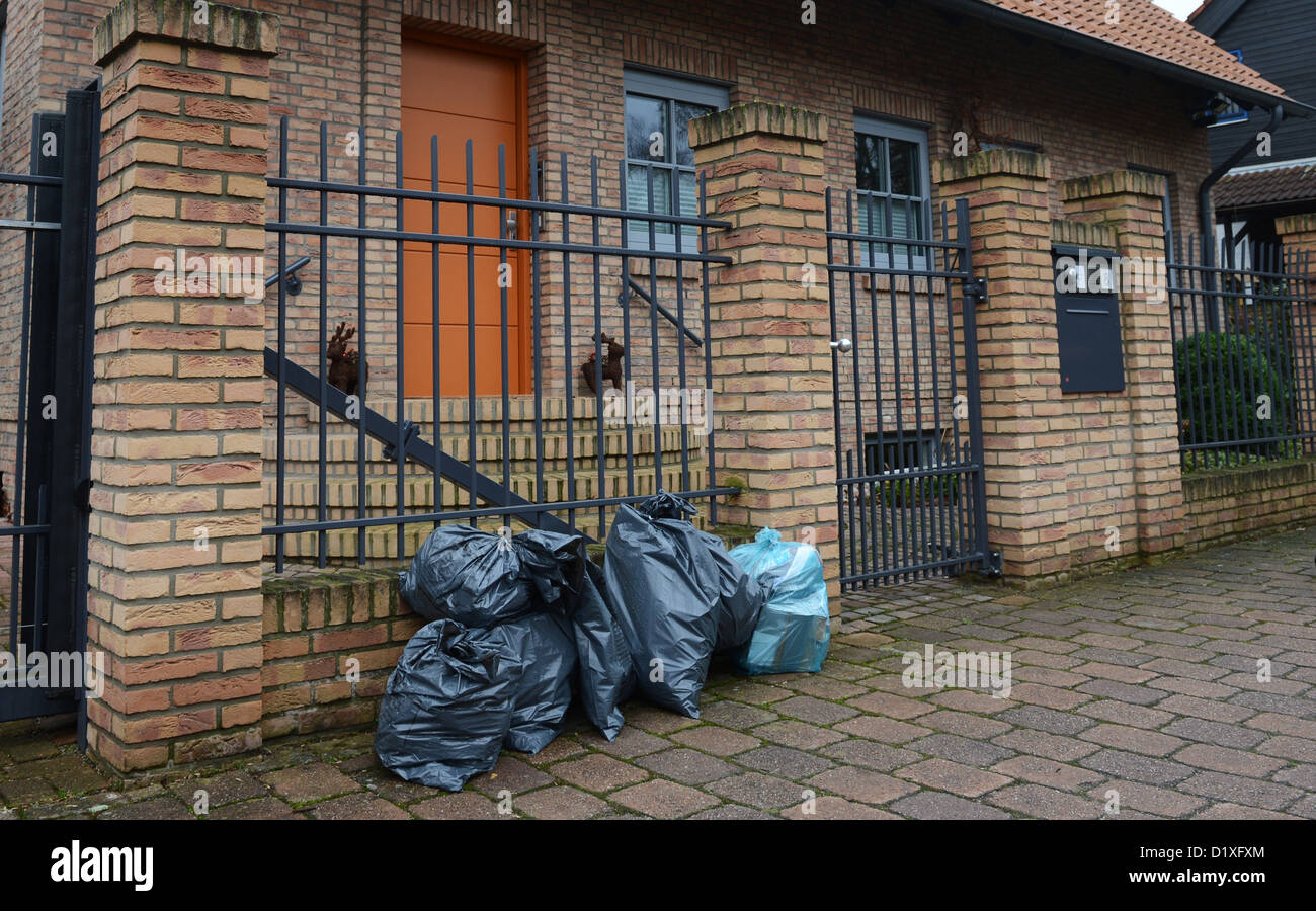 Müllsäcke liegen vor dem Haus der Familie Wulff in Grossburgwedel, Deutschland, 7. Januar 2013. Der ehemalige deutsche Bundespräsident Christian Wulff und seine Frau Bettina sind nun offiziell getrennt. Foto: Julian Stratenschulte Stockfoto