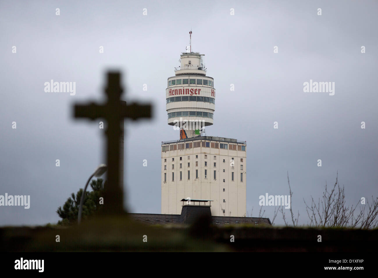 Ansicht der Henninger Turm hinter einem Kreuz in Frankfurt Main, Deutschland, 4. Januar 2013. Abriss des fast 52 Jahre alten Gebäudes, das einst eines der Wahrzeichen der Stadt, wird am 7. Januar 2013 beginnen. Ein Hochhaus mit bis zu 130 Wohnungen werden an Stelle der Turm errichtet. Foto: FRANK RUMPENHORST Stockfoto