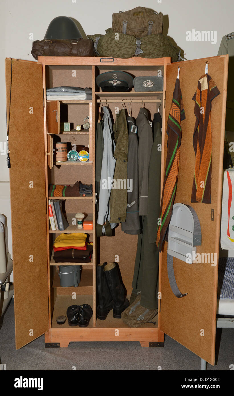 Ein Schließfach der NVA (Nationale Volksarmee) ist das DDR Museum in Pirna, Deutschland, 18. Dezember 2012 abgebildet. Foto: Jens Kalaene Stockfoto