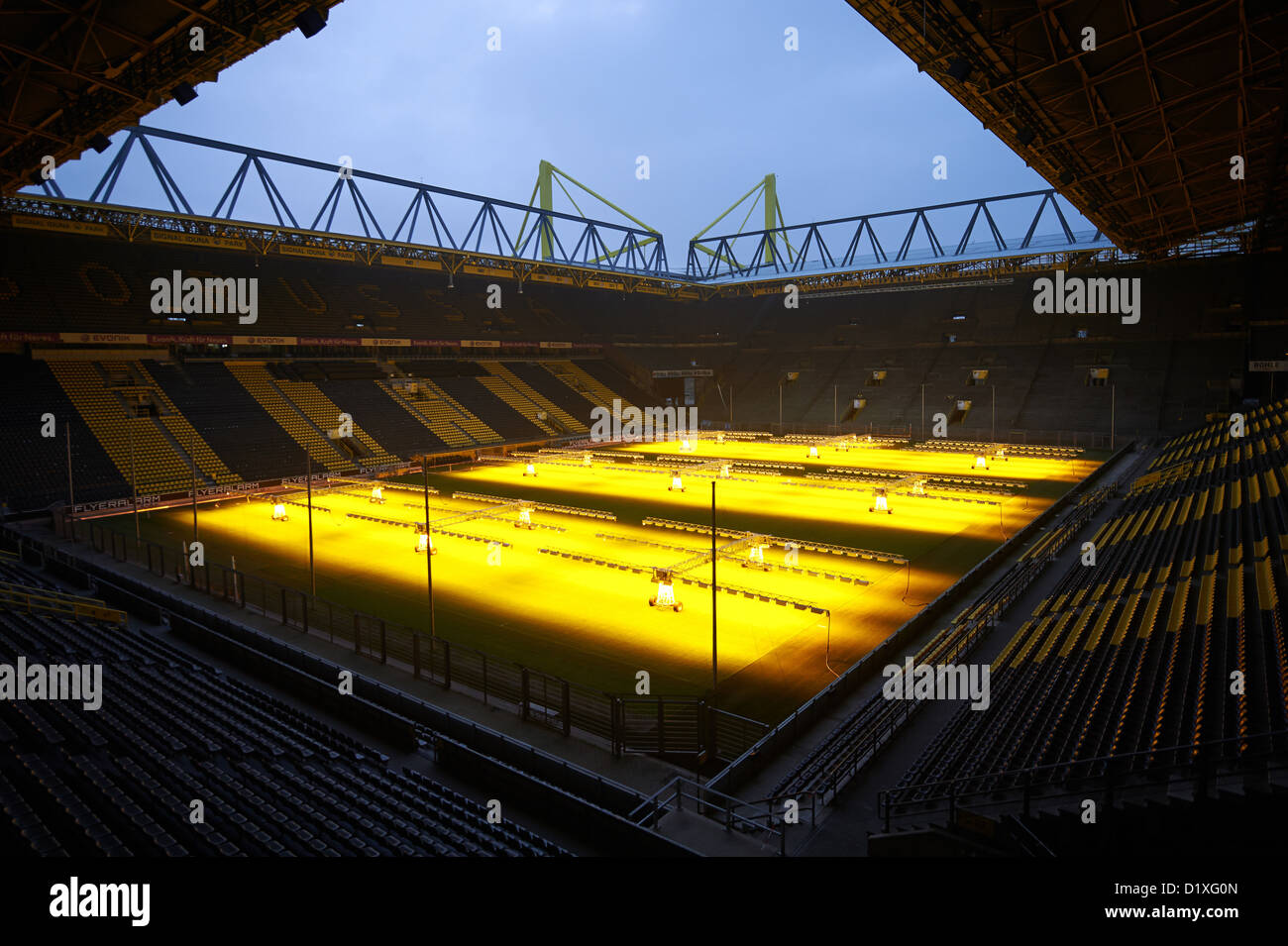 Borussia Dortmunds Tonhöhe bei der Signal-Iduna-Park ist in Dortmund, Deutschland, 7. Januar 2013 künstlich beleuchtet. Der neue Blitz-System sollten die Tonhöhe im ganzjährig perfekte Form behalten. Foto: Bernd Thissen Stockfoto