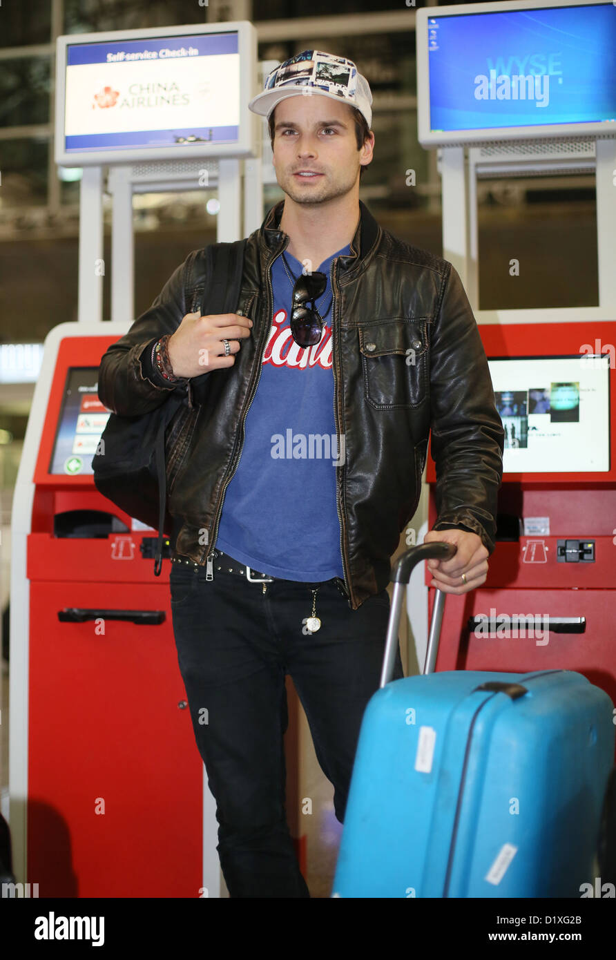 Sänger Patrick Nuo posiert für Fotos auf dem Flughafen in Frankfurt Am Main, Deutschland, 6. Januar 2013. Sie lassen für den australischen Dschungel-Camp von der deutschen Reality-Show Ich bin Ein Star   Holt mich Hier Raus! (Ich bin ein Star – holt mich hier raus!). Foto: Frank Rumpenhorst Stockfoto
