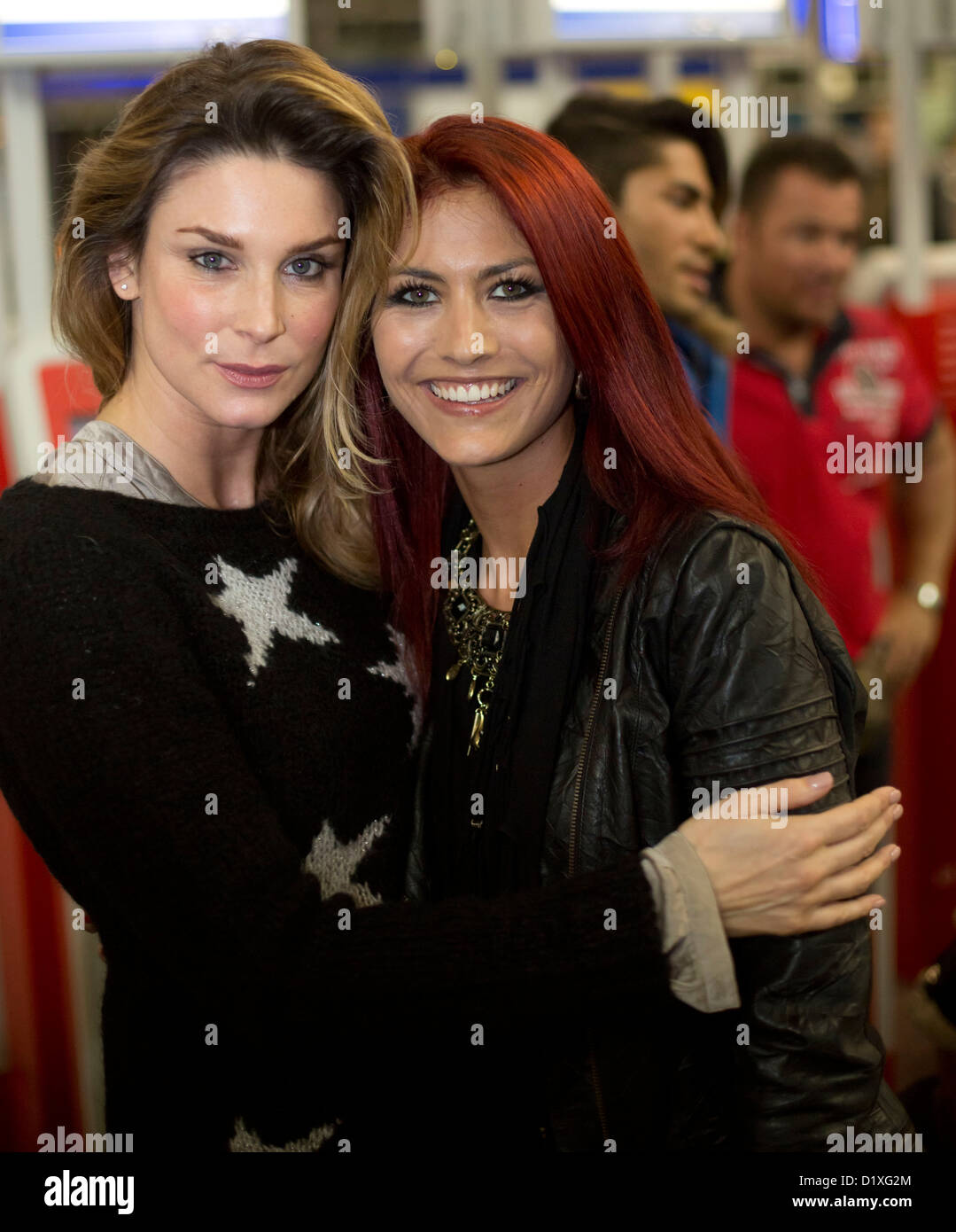 Schauspielerin Claudelle Deckert und Model Fiona Erdmann posieren für Fotos auf dem Flughafen in Frankfurt Am Main, Deutschland, 6. Januar 2013. Sie lassen für den australischen Dschungel-Camp von der deutschen Reality-Show Ich bin Ein Star   Holt mich Hier Raus! (Ich bin ein Star – holt mich hier raus!). Foto: Frank Rumpenhorst Stockfoto