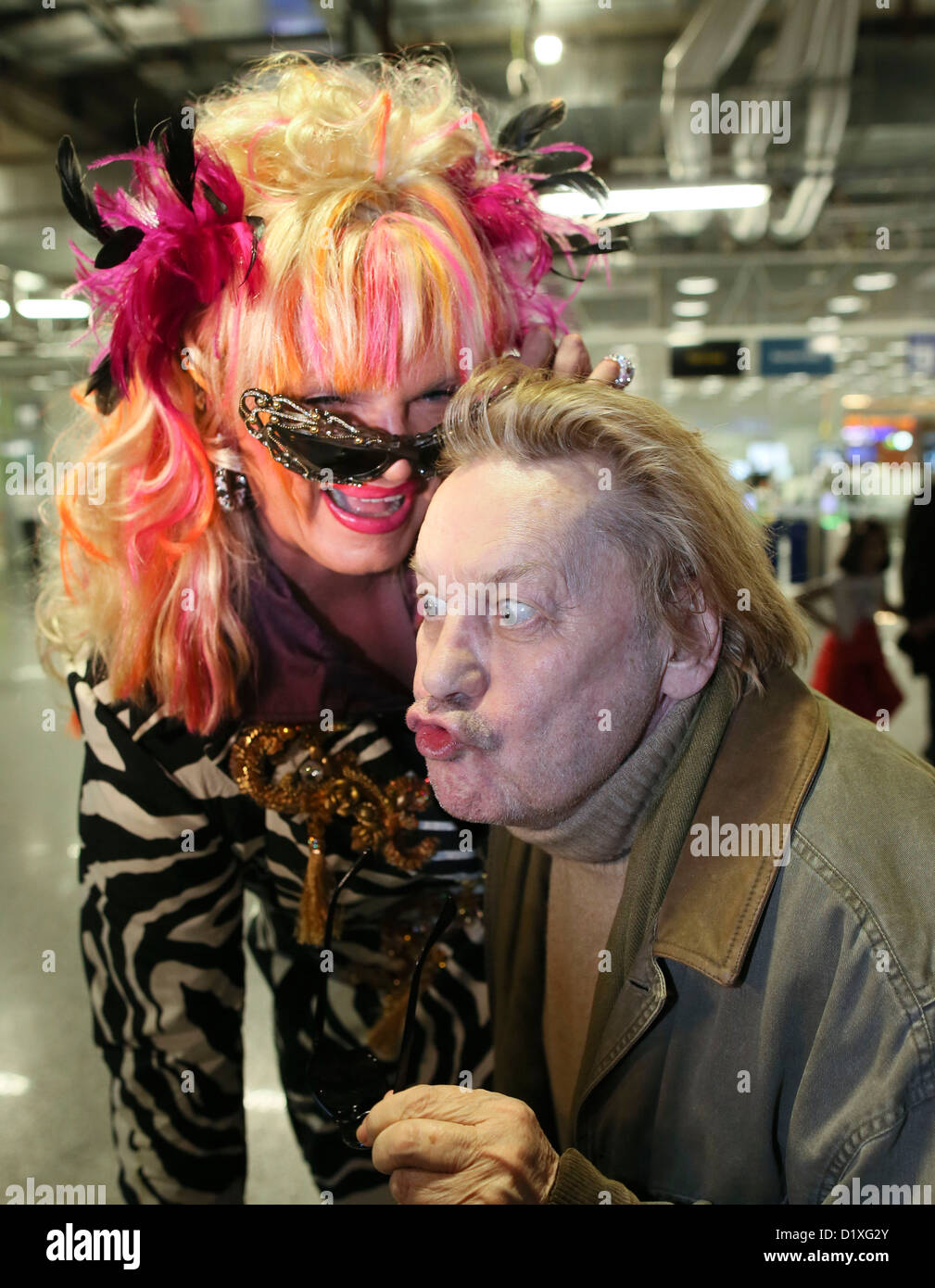 Olivia Jones (L) Alias Oliver Knoebel und Schauspieler Helmut Berger (R) posieren für Fotos auf dem Flughafen in Frankfurt Am Main, Deutschland, 6. Januar 2013. Sie lassen für den australischen Dschungel-Camp von der deutschen Reality-Show Ich bin Ein Star   Holt mich Hier Raus! (Ich bin ein Star – holt mich hier raus!). Foto: Frank Rumpenhorst Stockfoto