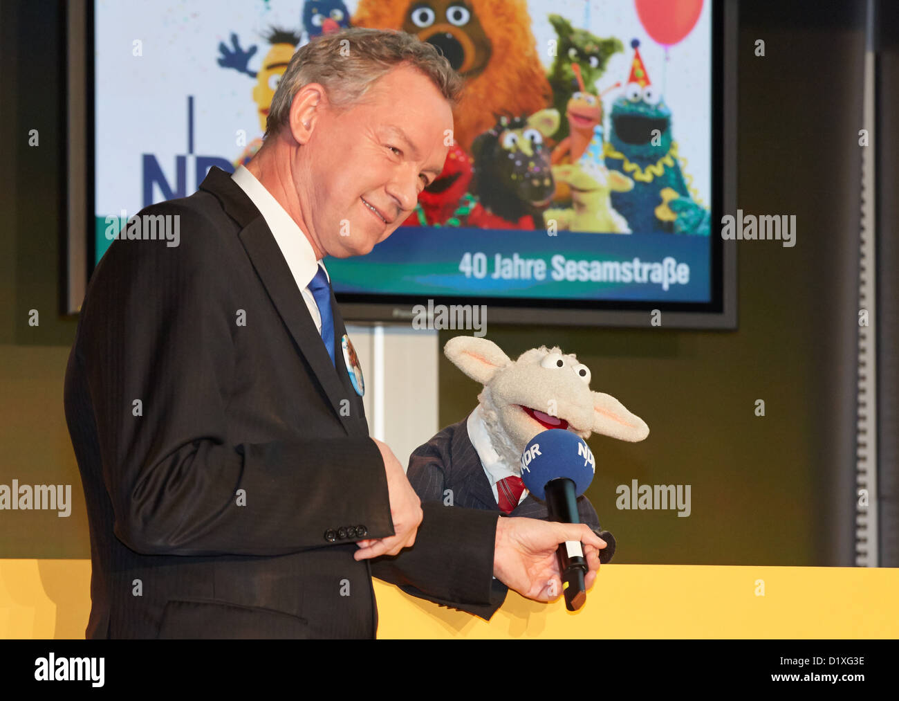Deutsch Sesame Street Muppet wolle die Reporter Schafe und NDR-Intendant  Lutz Marmor posieren für Fotos während einer Pressekonferenz am 40.  Jahrestag der Sesam-Straße in Hamburg, Deutschland, 7. Januar 2013.  Kinder-und Jugendfernsehserie Uraufführung