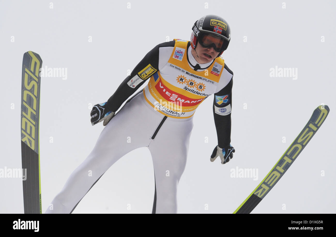 Norwegischer Skispringer führt Haavard Klemetsen während der Team-Event der Weltcup der nordischen Kombination in Schonach im Schwarzwald, Deutschland, 5. Januar 2013. Foto: PATRICK SEEGER/dpa Stockfoto