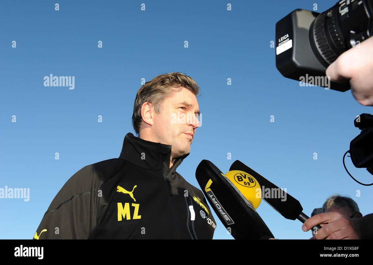 Borussia Dortmund Sportdirektor Michael Zorc liefert eine Aussage während das Team Winter-Trainingslager in La Manga, Spanien, 6. Januar 2013. Borussia Dortmund ist für die zweite Hälfte der laufenden Bundesliga-Saison vorbereiten. Foto: Guido Kirchner Stockfoto