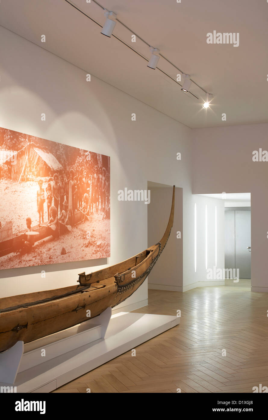 Maidstone Museum, Maidstone, Großbritannien. Architekt: Hugh Broughton Architekten Limited, 2012. Galerie-Korridor mit Artefakt Stockfoto