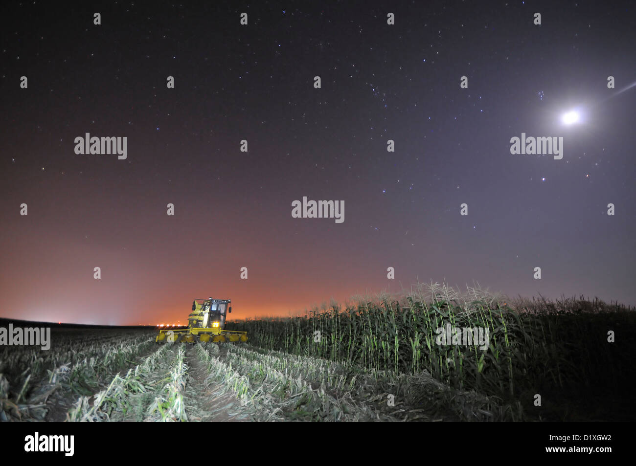 Harvester At Night Stockfotos Und Bilder Kaufen Alamy
