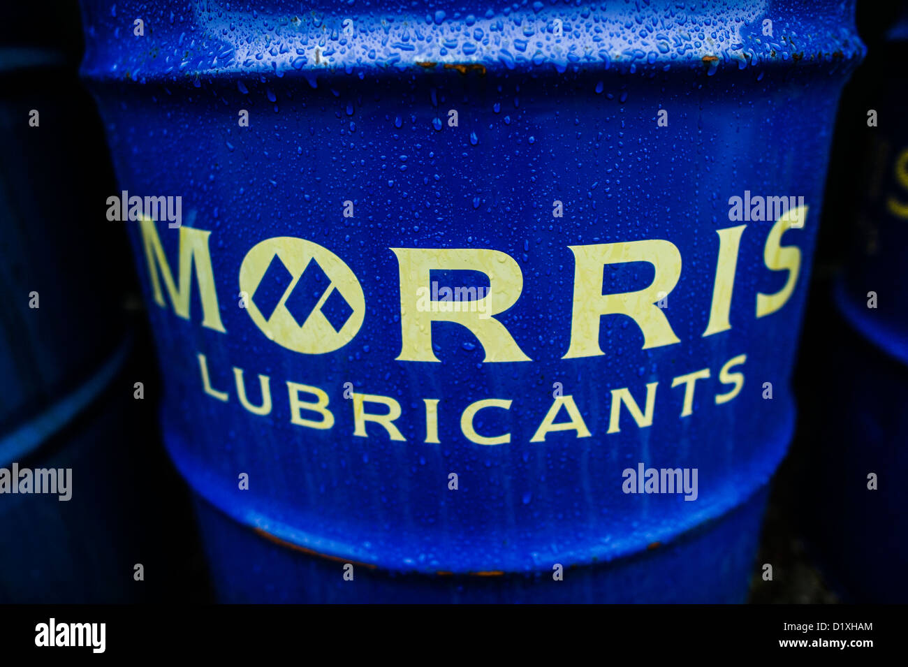 Blaue Fässer von Morris Lubricants Industrie, Öl, UK Stockfoto