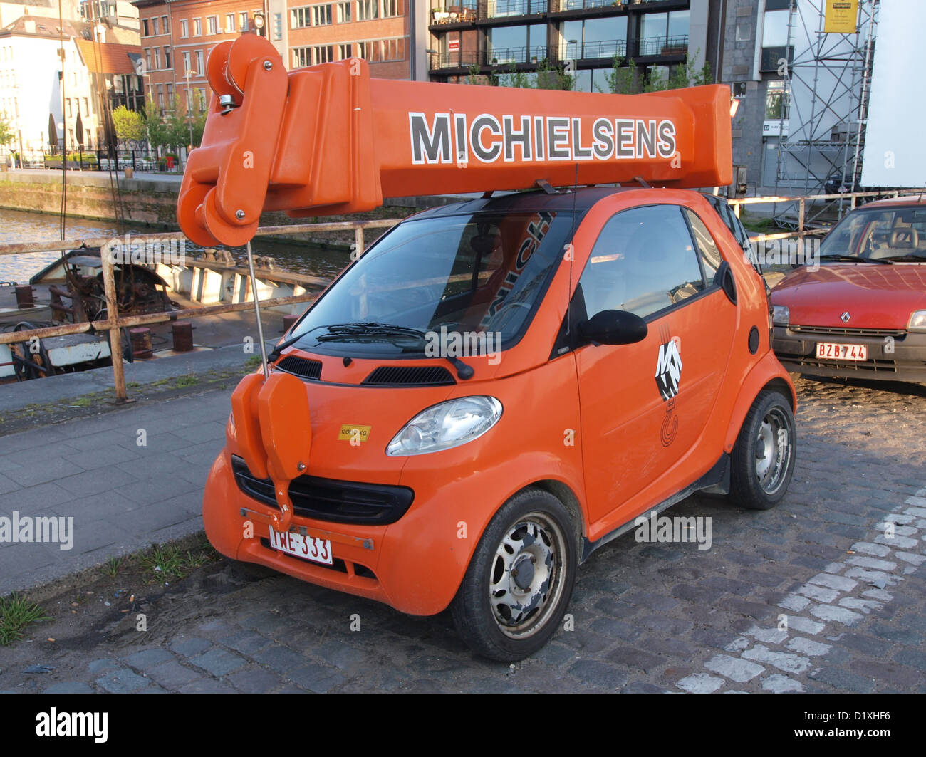 Der Smart Car Michielsens Kran kombiniert kompakte Bauweise mit Kranfunktionen und ist damit eine effiziente Lösung für enge städtische Räume und kleinere Hebevorgänge. Seine Größe ermöglicht eine einfache Manövrierbarkeit und Zugänglichkeit in Umgebungen, in denen größere Geräte möglicherweise nicht praktikabel sind. Stockfoto