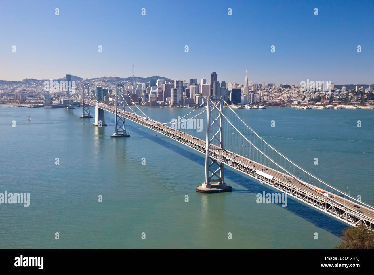 San Francisco und die Bay Brücke Verkehr Luftbild Stockfoto