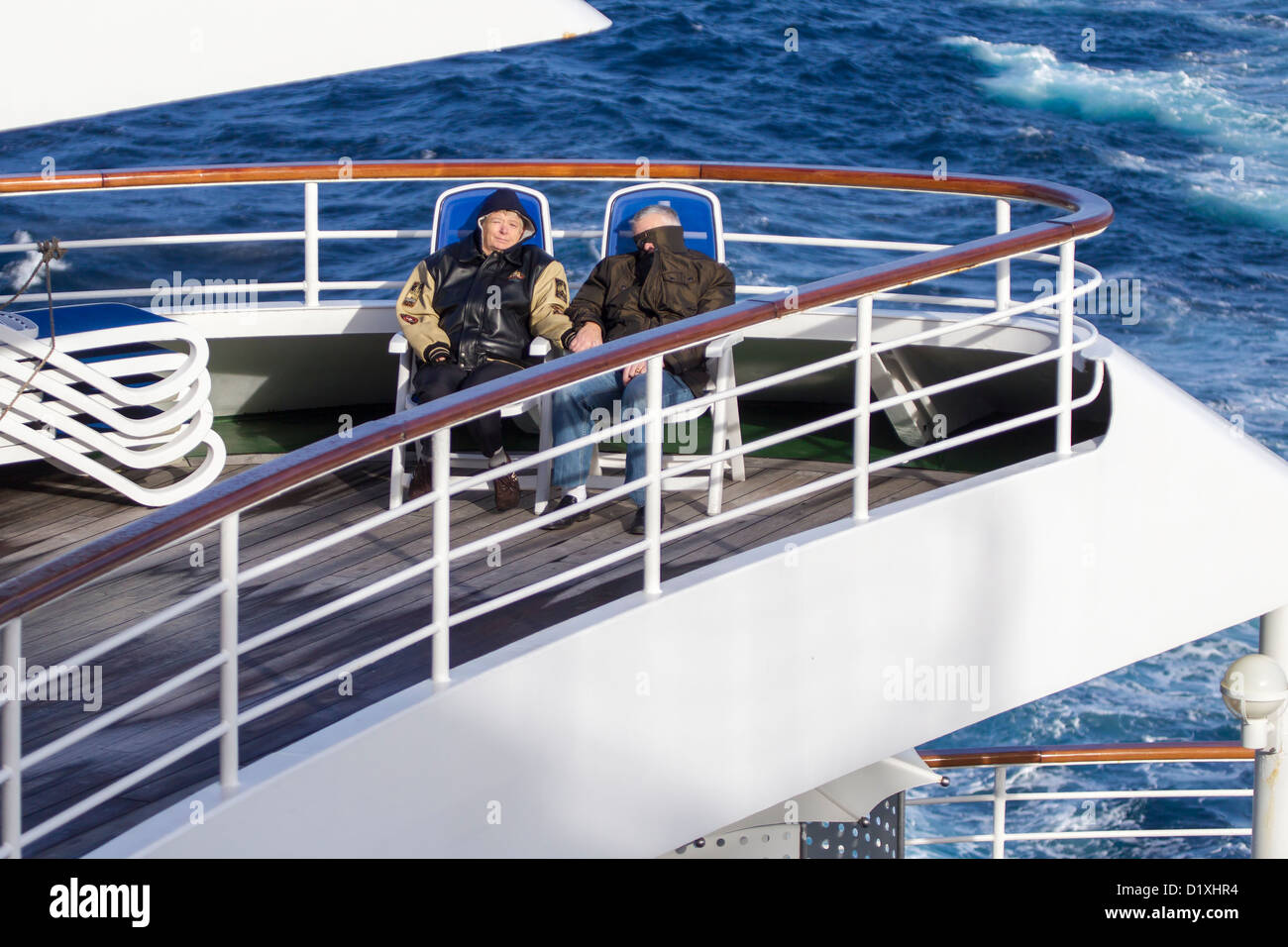 Passagiere in der kalten Jahreszeit auf dem Deck des P & O Oriana im Mittelmeer. Stockfoto