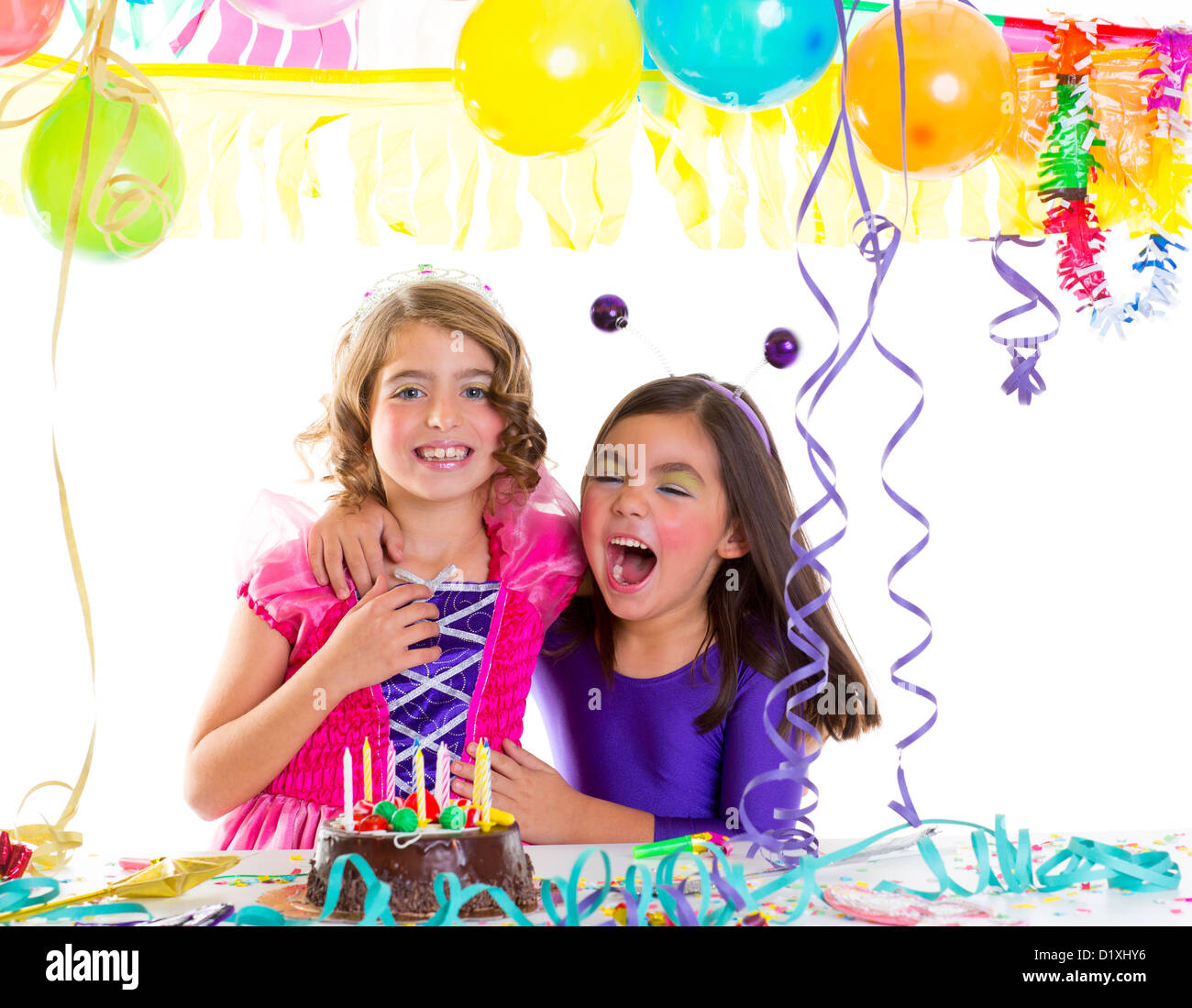 Kinder glücklich Hug in Geburtstagsparty lachend mit Luftballons Girlanden und Kerzen Kuchen Stockfoto