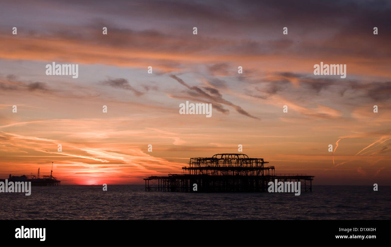 Sonnenaufgang über beide Pfeiler, Brighton, UK Stockfoto