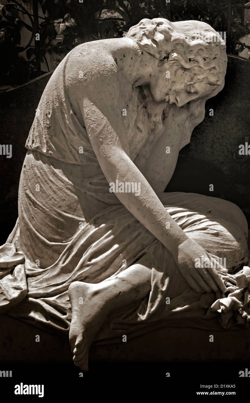 Eine Skulptur auf dem Friedhof am auf dem Burgberg, Nizza, Frankreich Stockfoto