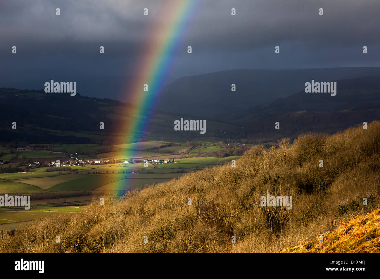 Regenbogen und Welsh Tal von Skirrid Mountain, Wales, Großbritannien Stockfoto