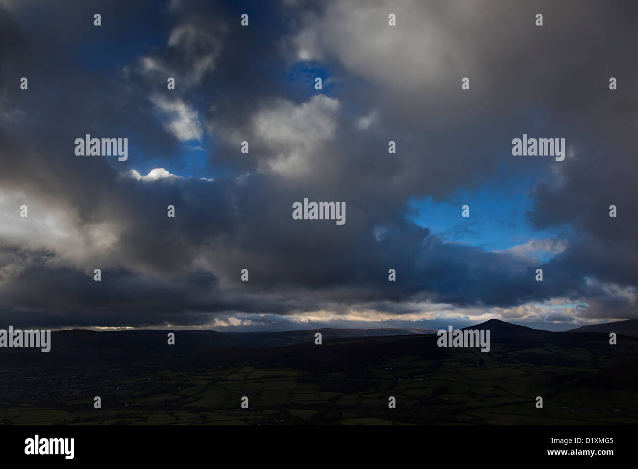 Dunklen Himmel über den Zuckerhut Bergblick vom Skirrid, Abergavenny, Wales, UK Stockfoto