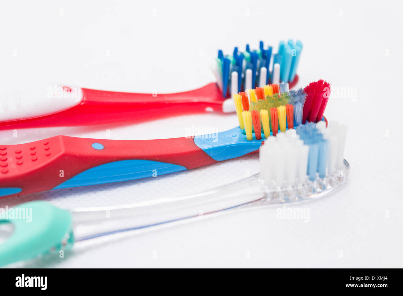 Zahnbürsten, die auf eine saubere, weiße Oberfläche angelegt Stockfoto