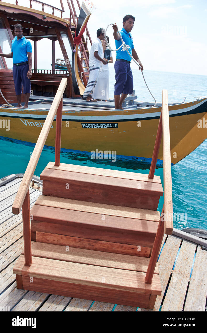 Boarding Schritte mit einem traditionellen Dhoni-Boot im Hintergrund Stockfoto