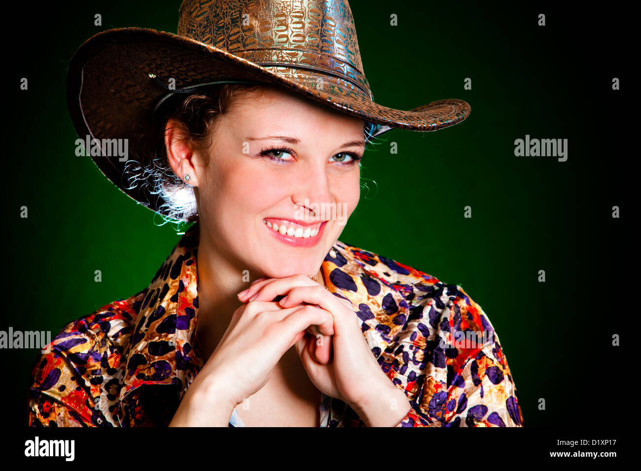 Mädchen in einen Cowboy-Hut auf grünem Hintergrund Stockfoto