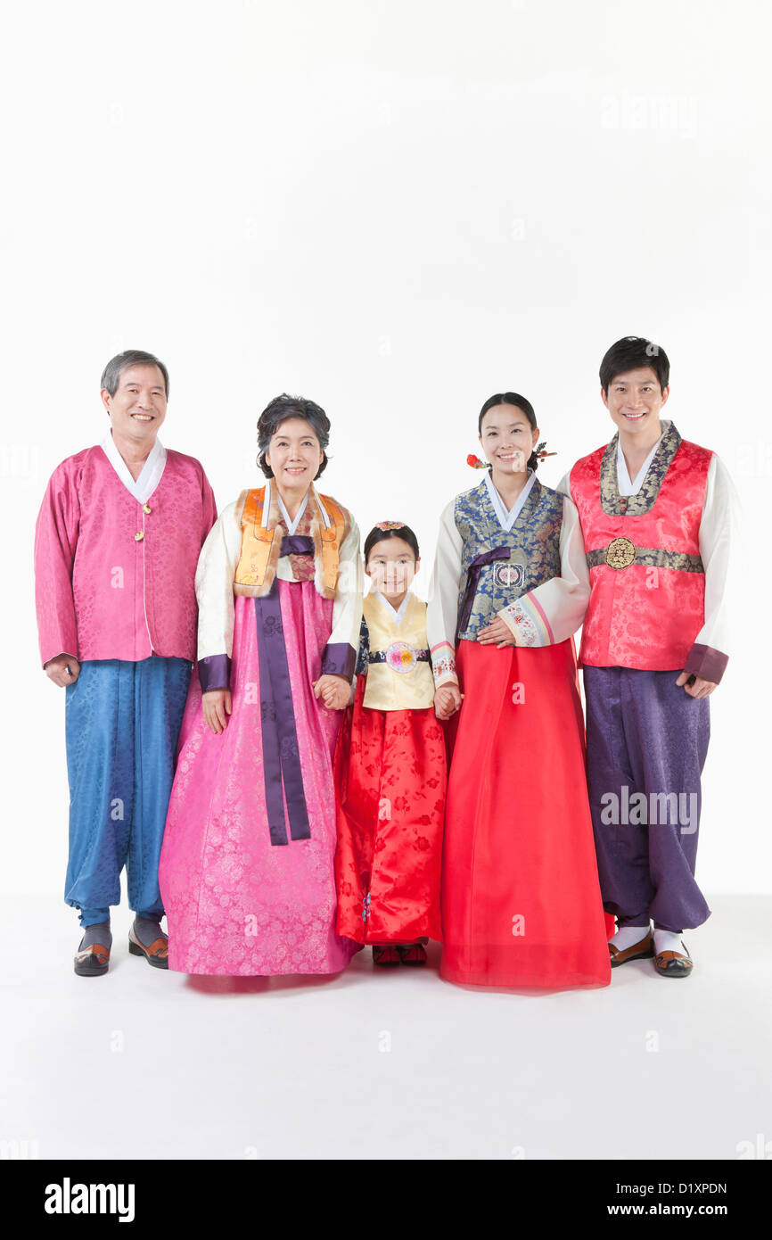 eine große Familie in Hanbok posieren zusammen Stockfoto
