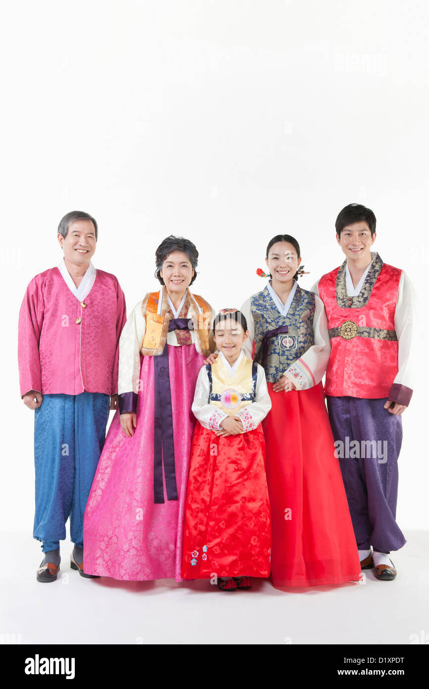 eine große Familie in Hanbok posieren zusammen Stockfoto