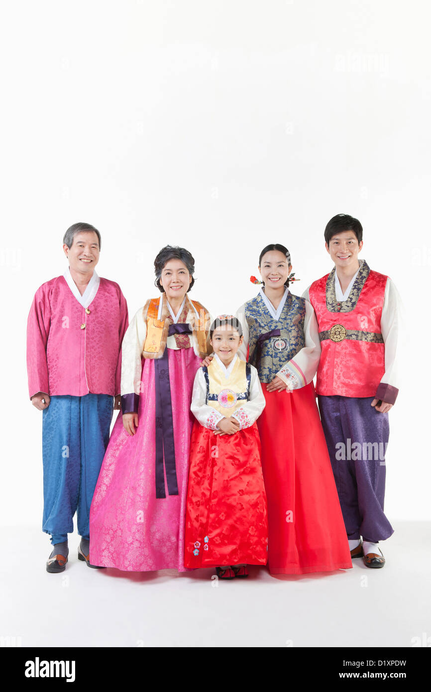 eine große Familie in Hanbok posieren zusammen Stockfoto