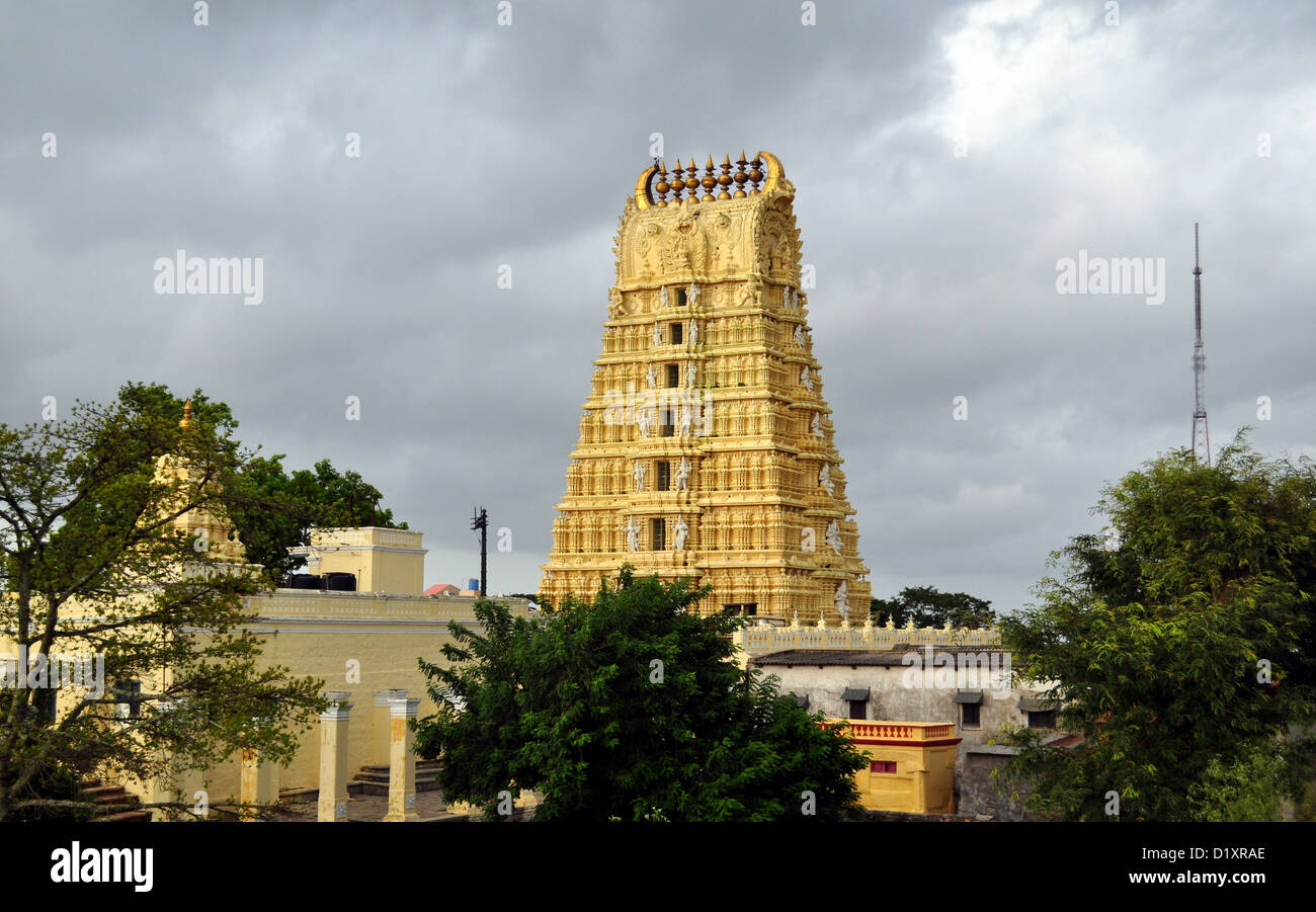 Die Chamundeshwari-Tempel befindet sich auf der Oberseite Chamundi Hills ca. 13 km von der Palast von Mysore, Indien. Stockfoto