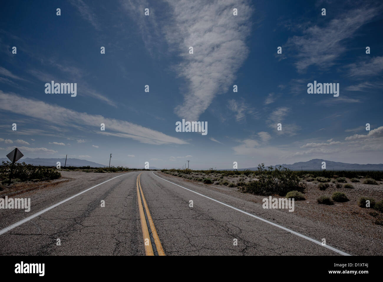 Offene Straße in der Wüste, USA Stockfoto