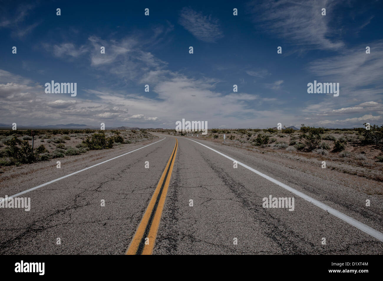 Offene Straße in der Wüste, USA Stockfoto