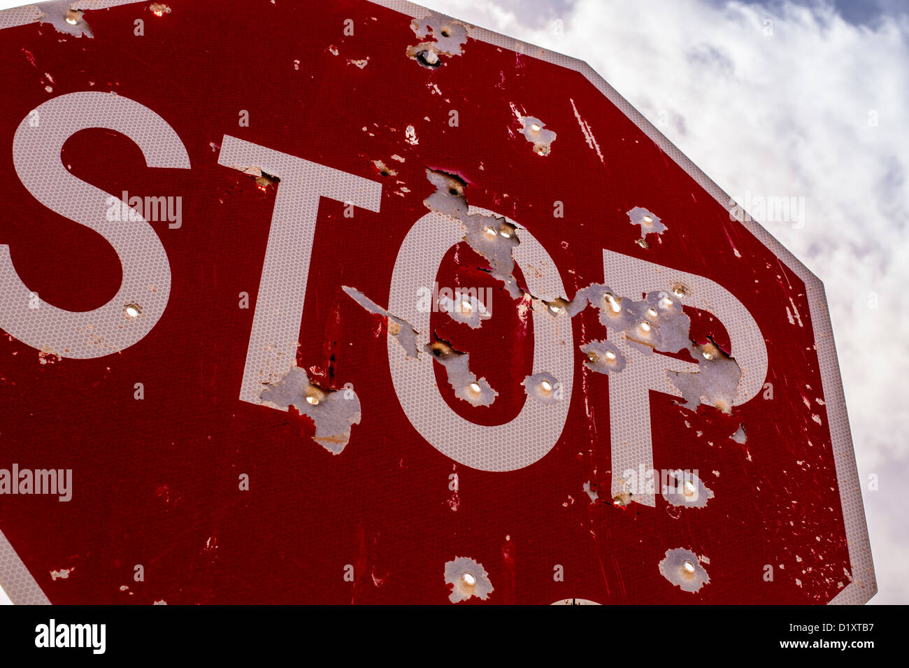 Stop-Schild mit Einschusslöchern Stockfoto