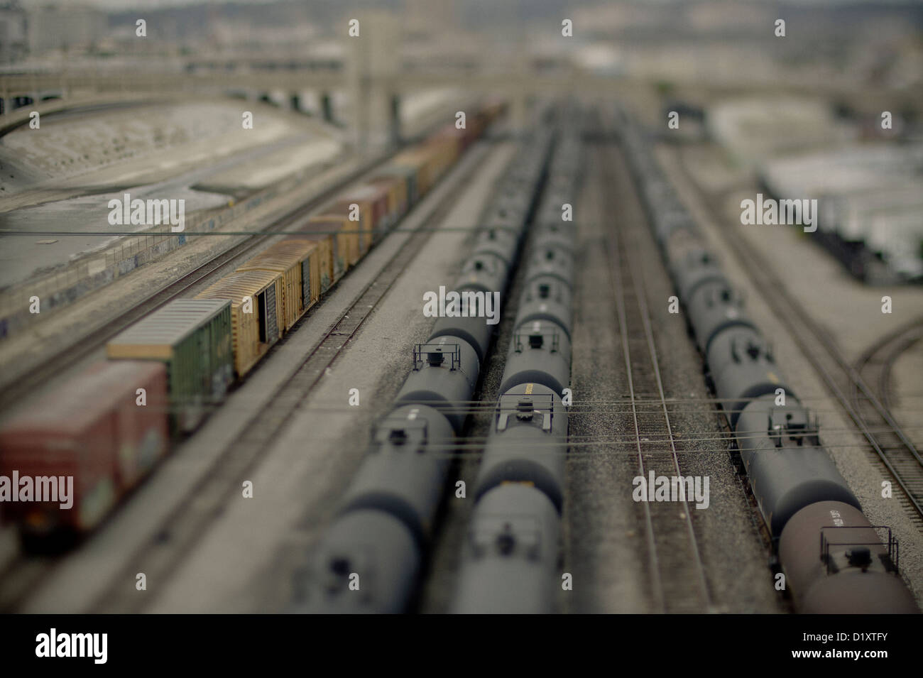 Ladung und Container Briefpapier auf einem Gleis, von der Seite des Los Angeles River, Kalifornien, USA Stockfoto