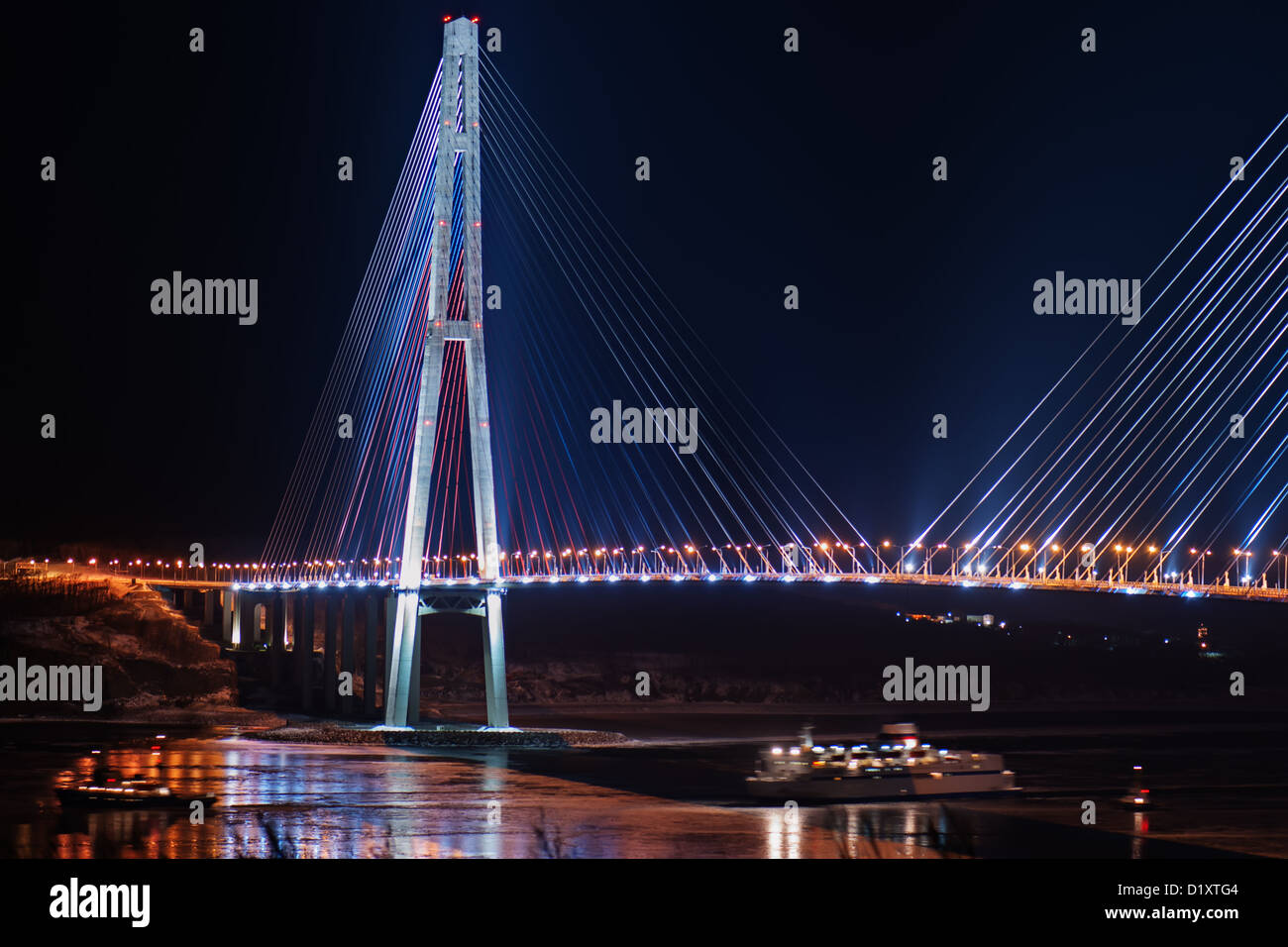 Nacht-Blick auf die längste Schrägseilbrücke der Welt in dem russischen Wladiwostok über den östlichen Bosporus Stockfoto