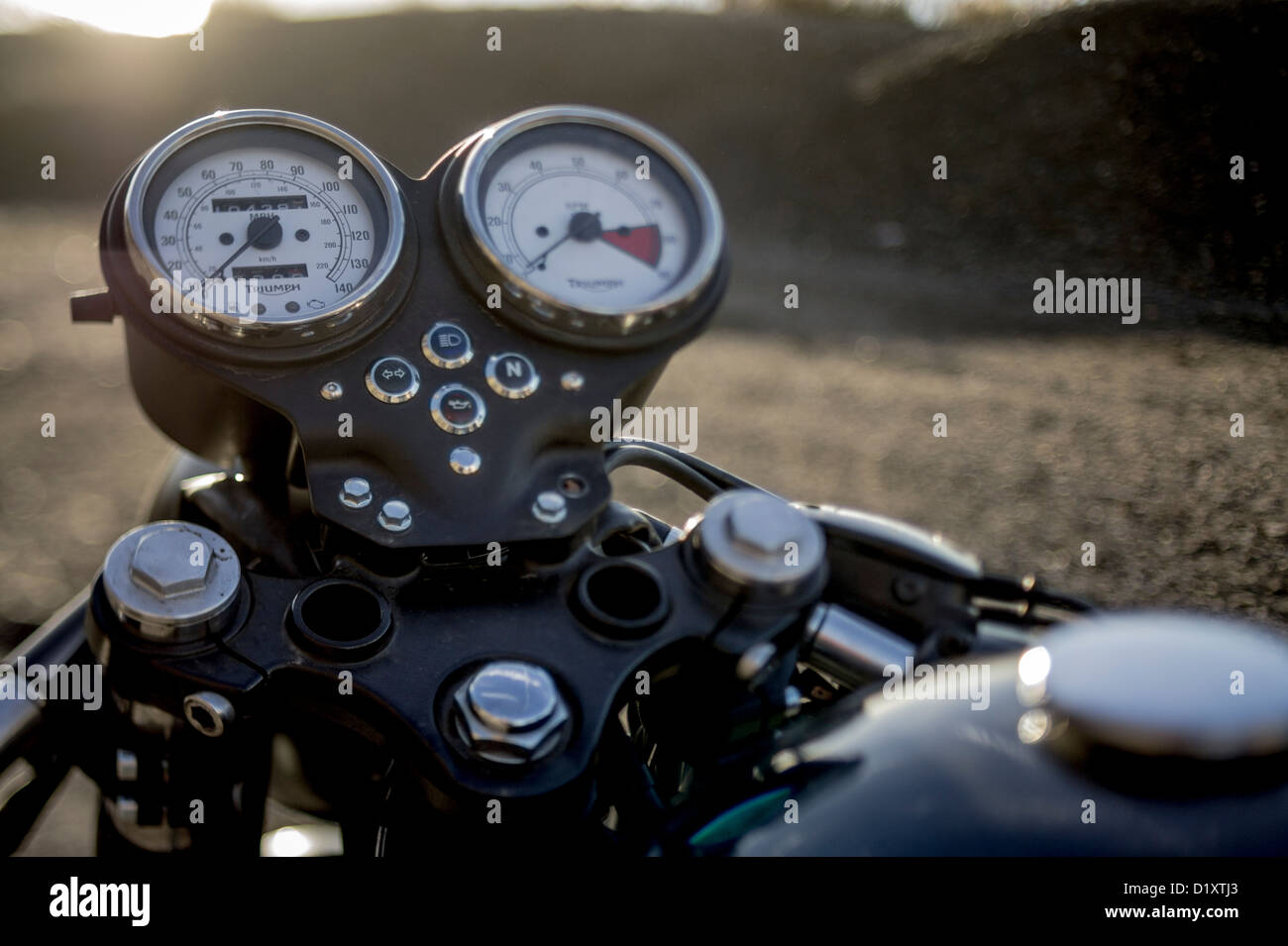 Kilometerzähler auf einem Motorrad Triumph Bonneville Cafe Racer Stockfoto