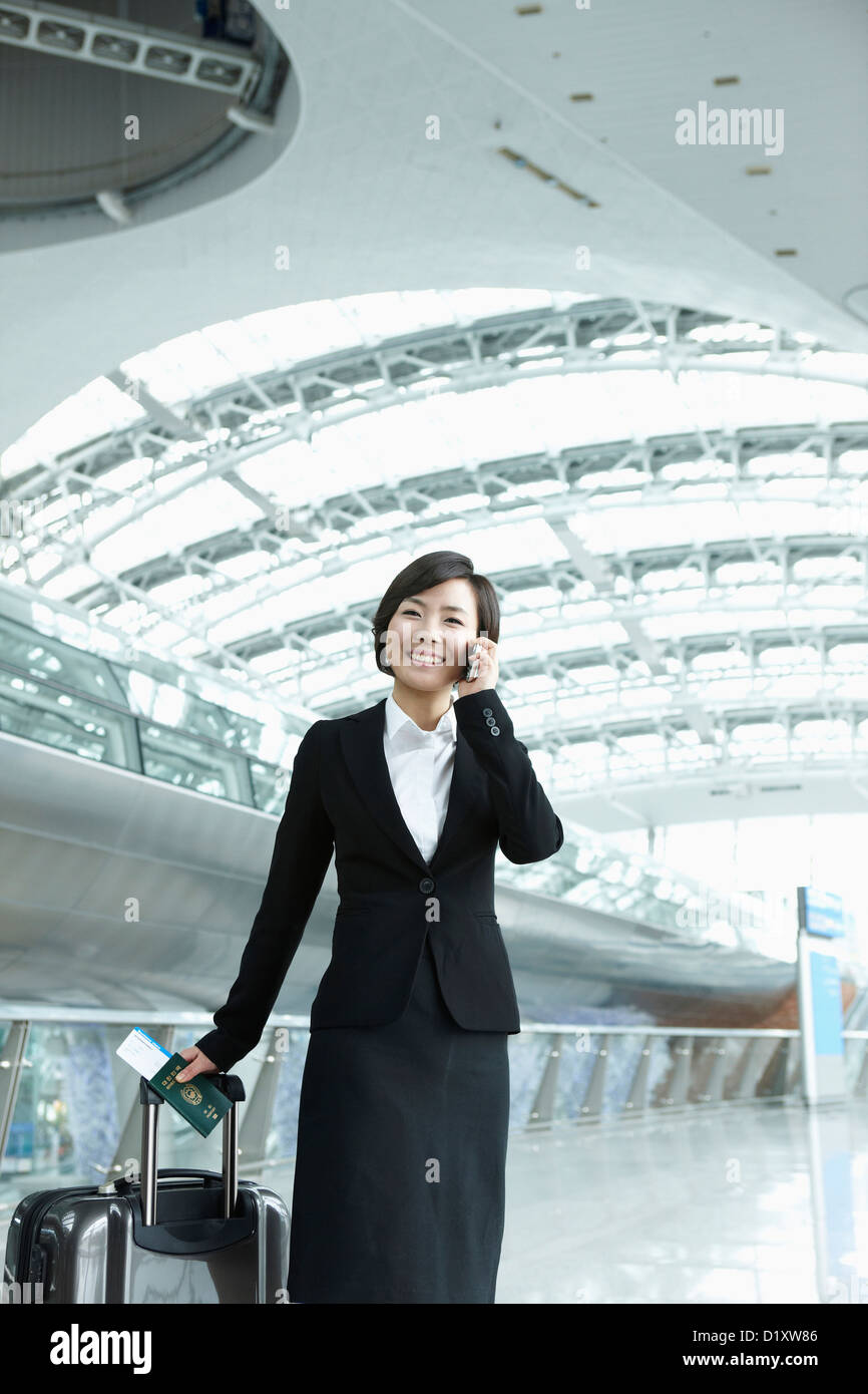 eine Geschäftsfrau, die das Telefonieren in Incheon Flughafen Stockfoto