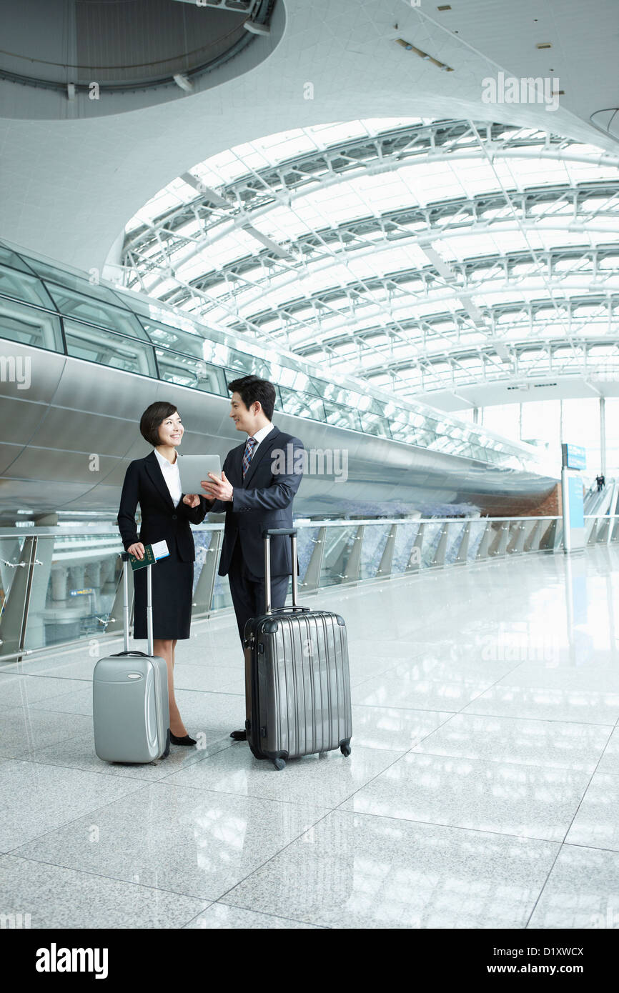 ein Geschäftsmann und Frau diskutieren mit Dokument in Incheon Flughafen Stockfoto