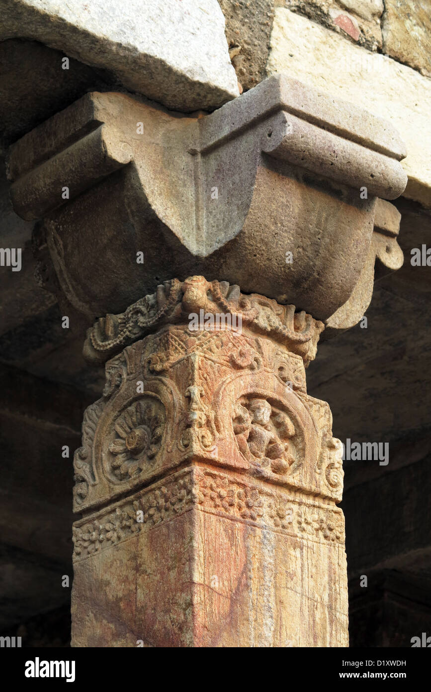 Geschnitzten Säulen im Kreuzgang des Quwwat-UI-Islam-Moschee in der Qutb Minar-Komplex in Delhi, Indien Stockfoto