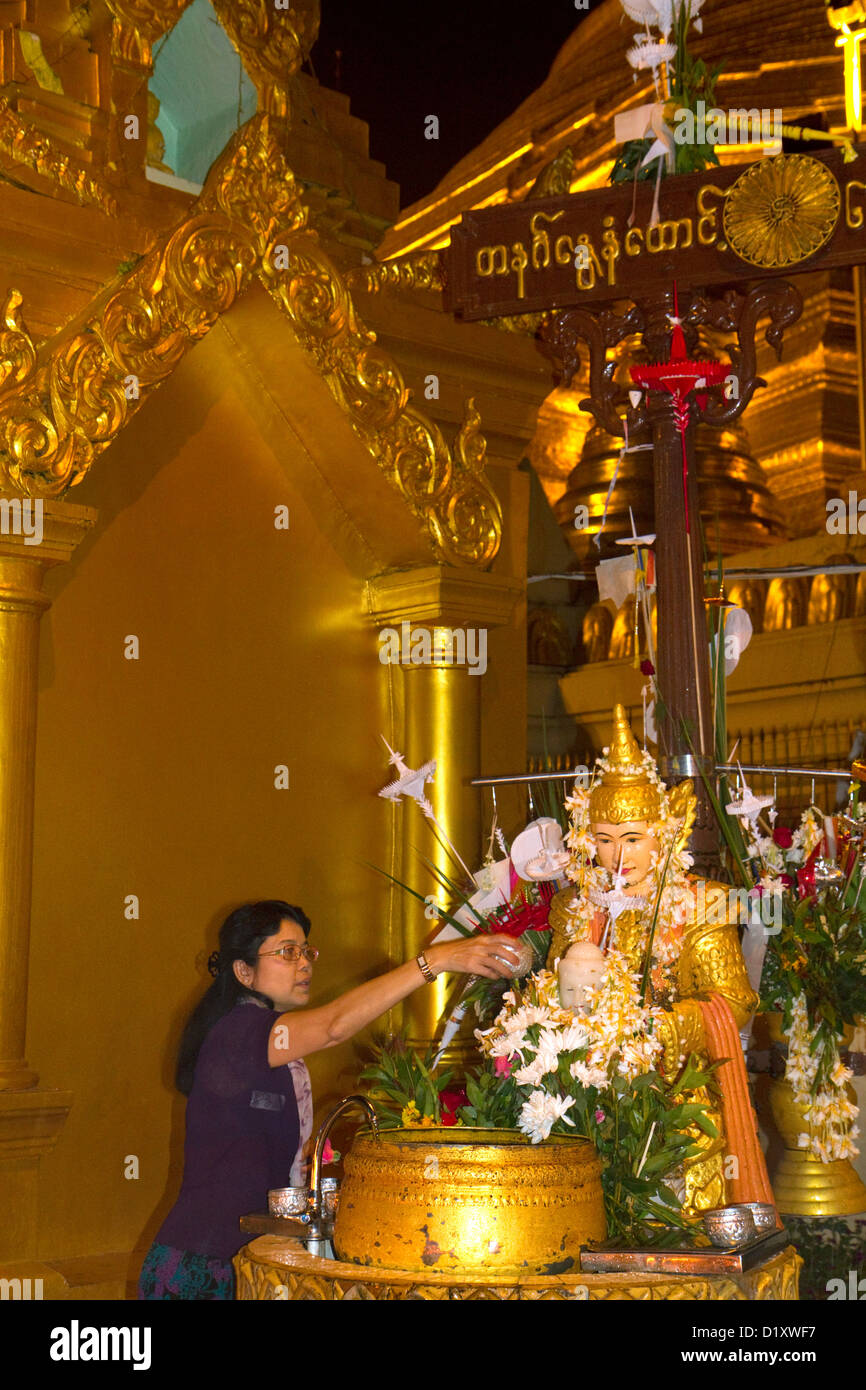 Die Shwedagon Paya befindet sich in Yangon (Rangoon), Myanmar (Burma). Stockfoto