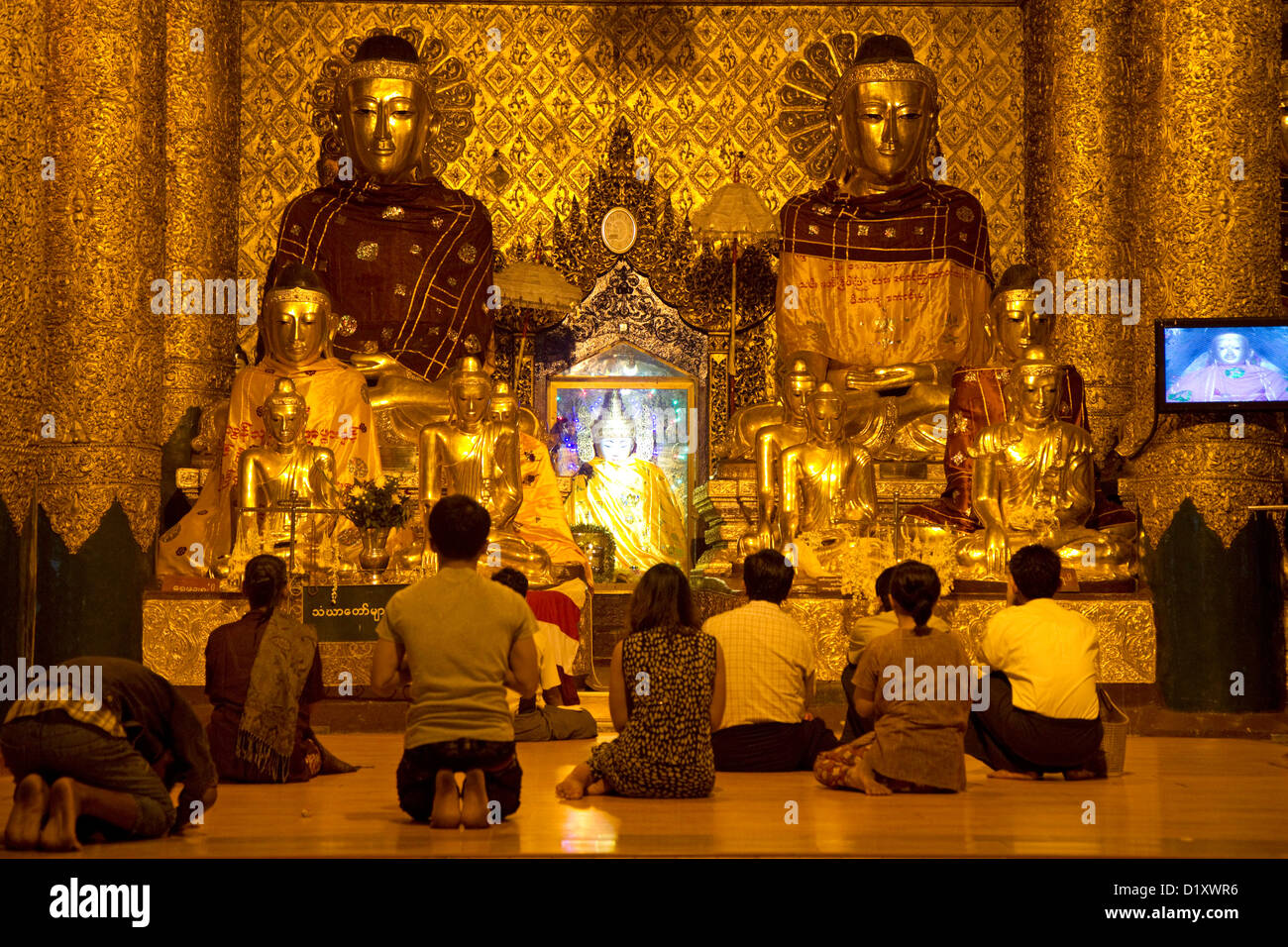 Buddhisten beten an der Shwedagon Paya befindet sich in Yangon (Rangoon), Myanmar (Burma). Stockfoto