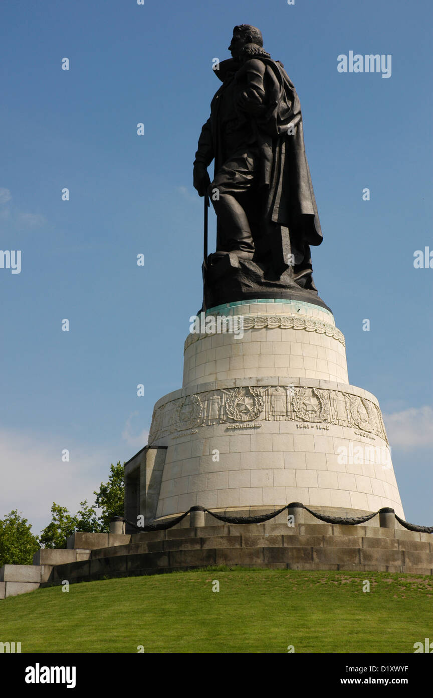 Sowjetisches Kriegsdenkmal (1949). Nikolai Masalov Denkmal. Statue eines sowjetischen Soldaten mit einem Kind, wie er ein Hakenkreuz zermalmt. Berlin. Stockfoto