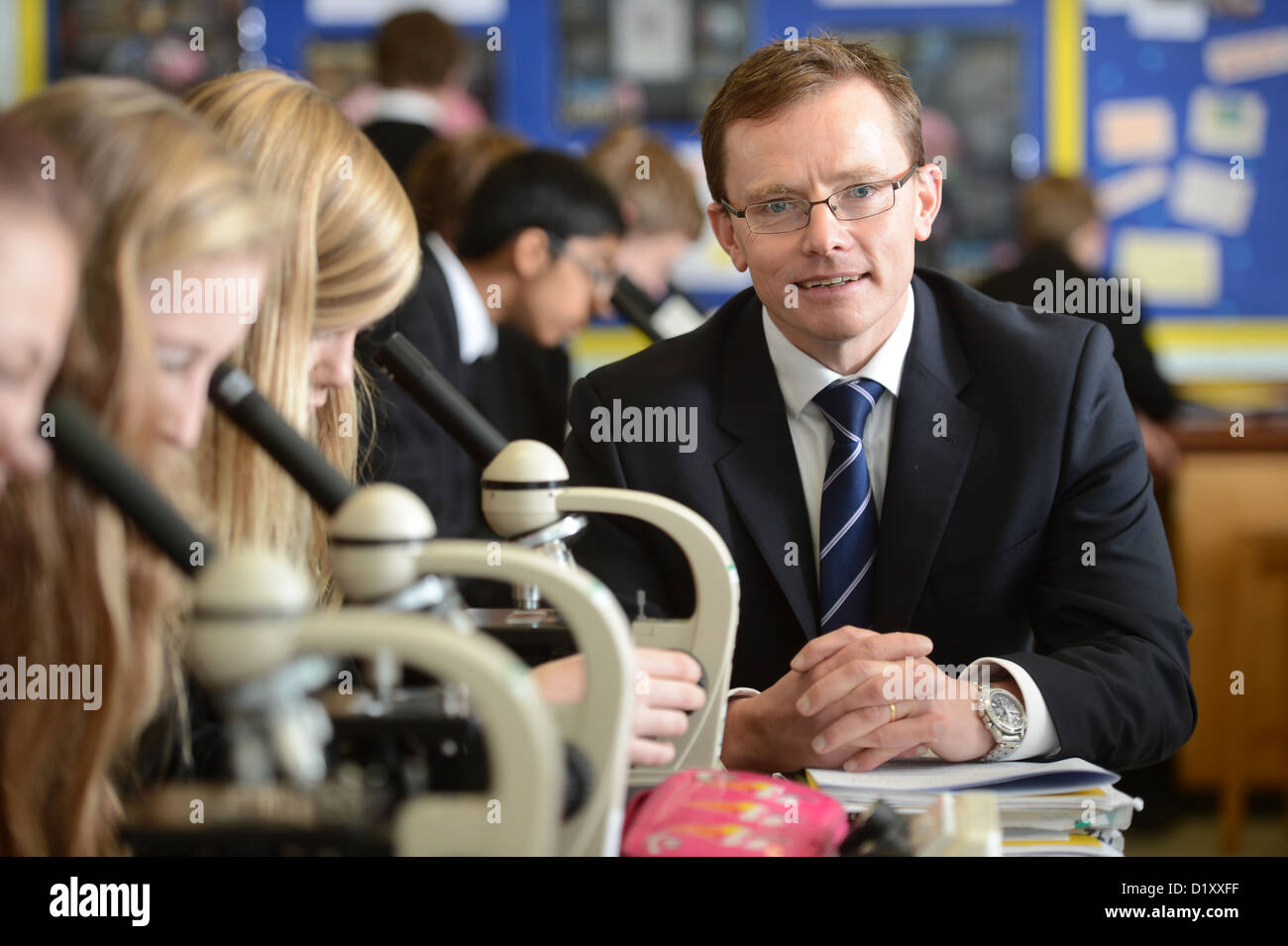 Schulleiter Russel Ellicott während einer Unterrichtsstunde Wissenschaft an Pasteten Grammar School in Cheltenham, Gloucestershire UK Stockfoto