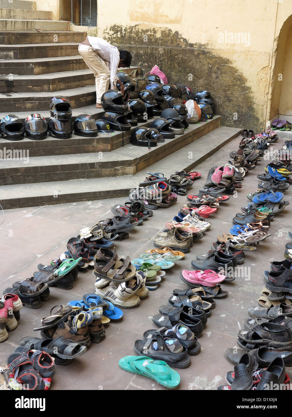 Schuhe und Helme am Eingang einen Hindu-Tempel in Jaipur, Rajasthan, Indien Stockfoto