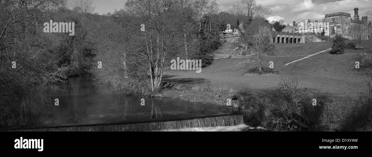 Der Fluss Krümmer und Ilam Hall in das Dorf Ilam, Staffordshire, Peak, Bezirk, National, Park, England, UK Stockfoto