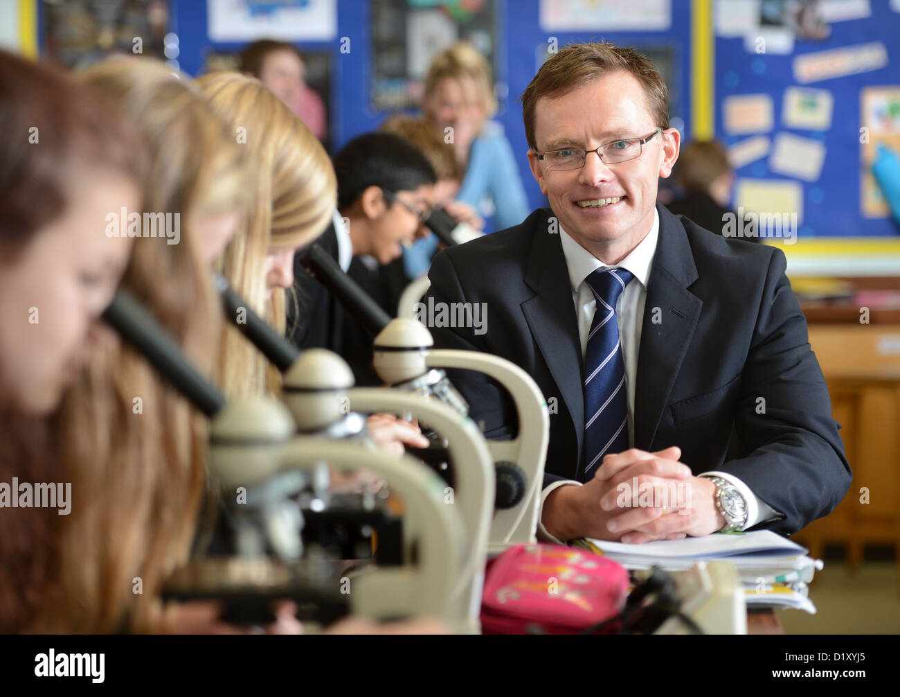 Schulleiter Russel Ellicott während einer Unterrichtsstunde Wissenschaft an Pasteten Grammar School in Cheltenham, Gloucestershire UK Stockfoto